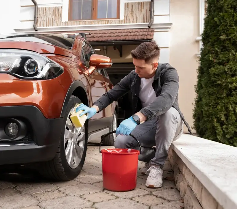 Lavage auto à domicile Miré : professionnel intervenant sur un véhicule